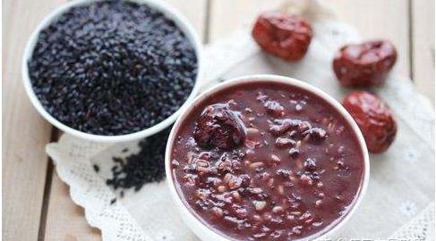 黑糯米粥是滋补美容的佳品 女性常喝养生粥补血又养颜