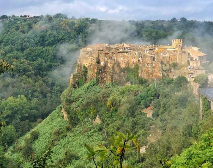 关于天快下雨的天气谚语大全，蚂蚁搬家蛇过道，明日必有大雨到