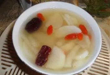 女人气血不足导致皮肤长斑、手脚冰凉怎么办?适合女性补气血的养生汤有哪些？