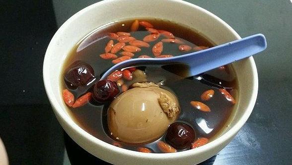 女人气血充足就面色红润,女人40岁后常喝补气血养生汤延缓衰老