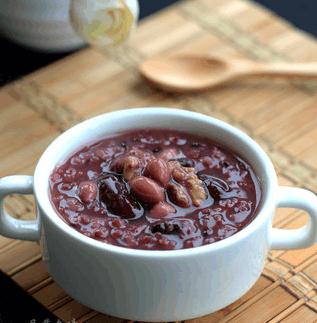 四季养生粥谱配方，胡萝卜能在体内转化成维生素A养肝明目