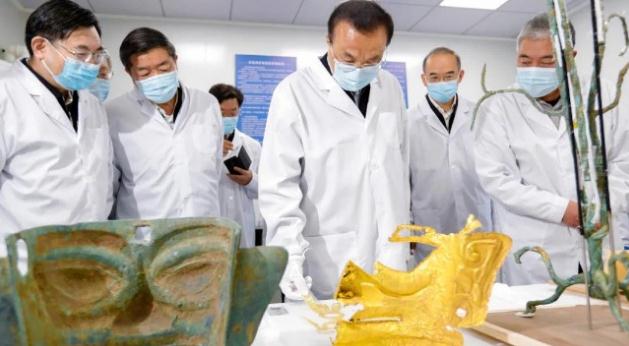 李克强考察三星堆考古现场：研究好这笔丰厚的历史文化遗产
