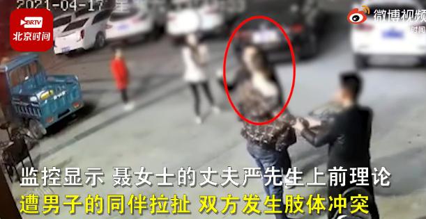 男子当街调戏女子还持刀追砍其丈夫 警方：嫌疑人已被刑拘