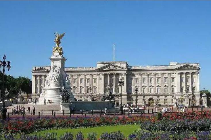 生活的名言摘录82条,尊敬自已，推崇旁人，维持尊严