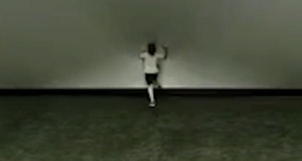 熊孩子踢电影院屏幕5次赔偿18万？影院回应