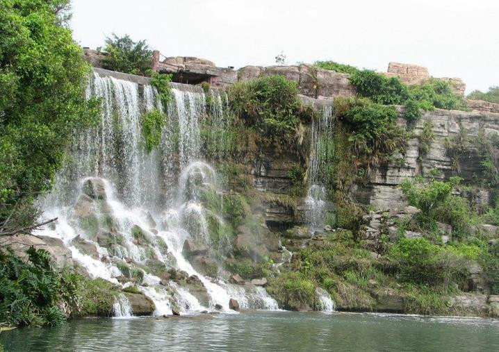 含有牛的常用歇后语,穿了鼻子的牛——让人牵着走