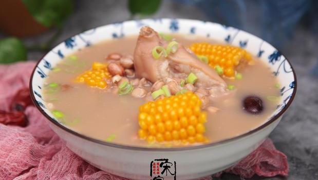 女孩子多喝猪蹄汤的好处，胶质满满口感鲜增强皮肤的弹性