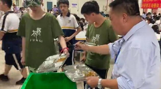中学校长站垃圾桶旁吃学生剩饭遭质疑 当事人发声