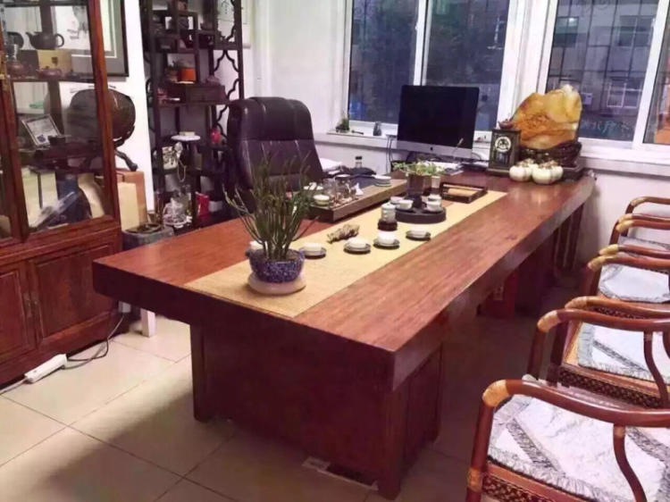 饱经风霜的脸上没有一丝改变,在领导办公室摆放适合的摆件也成了一门