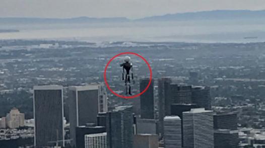 洛杉矶机场附近频现神秘飞人 FBI调查后称“可能已破解谜团” 洛杉矶机场附近频现神秘飞人 FBI调查后称“可能已破解谜团”