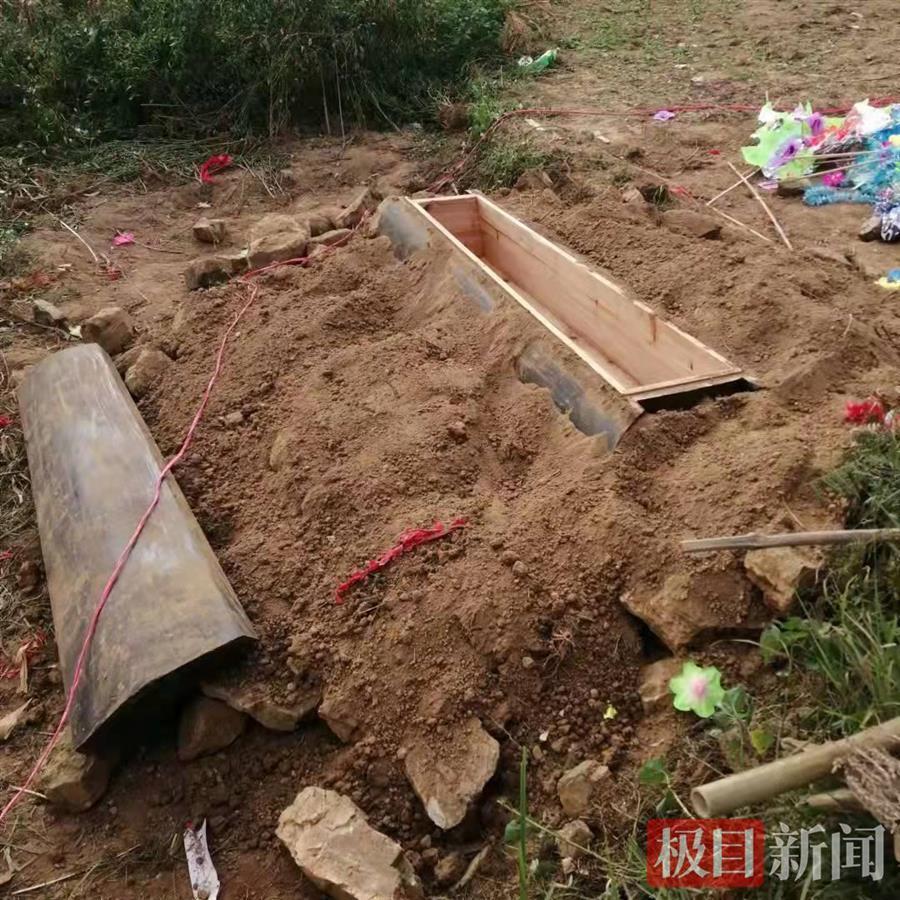 老人下葬后被开棺运尸？