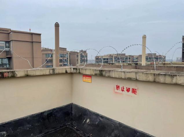 “男童楼顶平台间来回跳跃”事发小区物业：已装铁丝网防攀爬