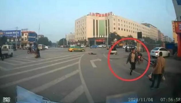 男子驾车撞翻砍人凶犯：车速控制在20迈内