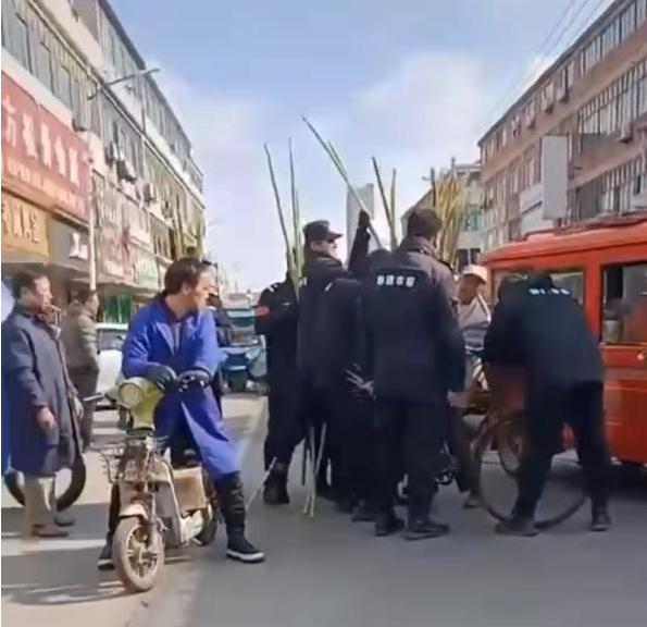 穿市容制服人员围抢甘蔗贩 媒体：执法不能外包
